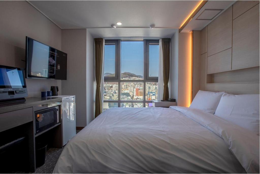 Postel nebo postele na pokoji v ubytování Griffinbay Hotel