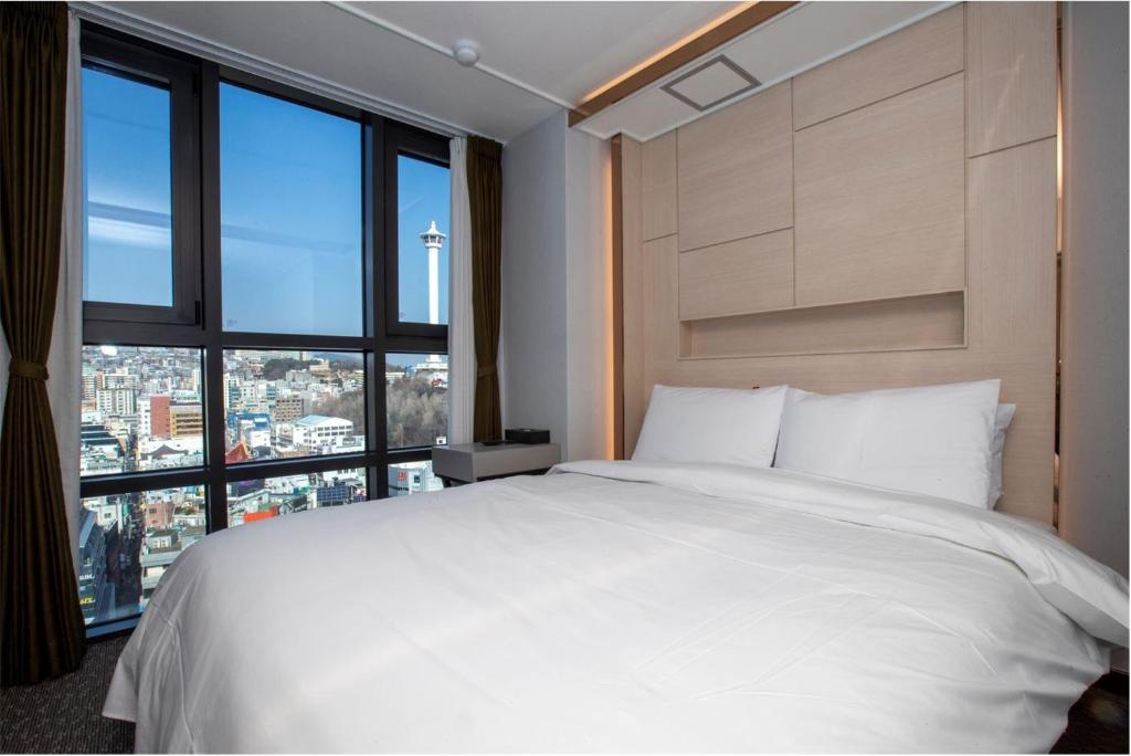 Postel nebo postele na pokoji v ubytování Griffinbay Hotel
