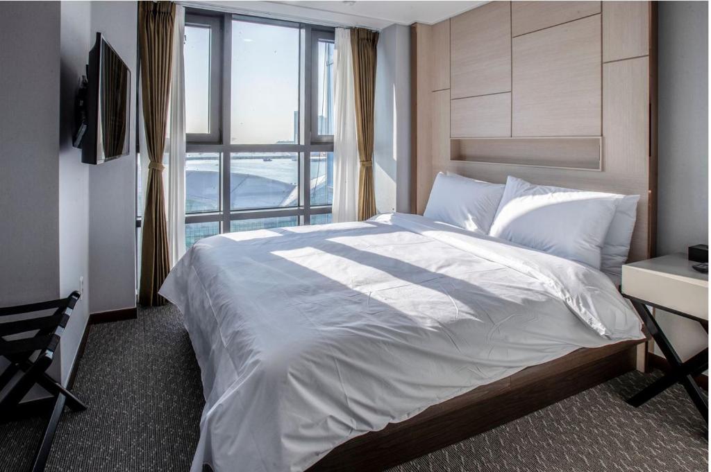 Postel nebo postele na pokoji v ubytování Griffinbay Hotel