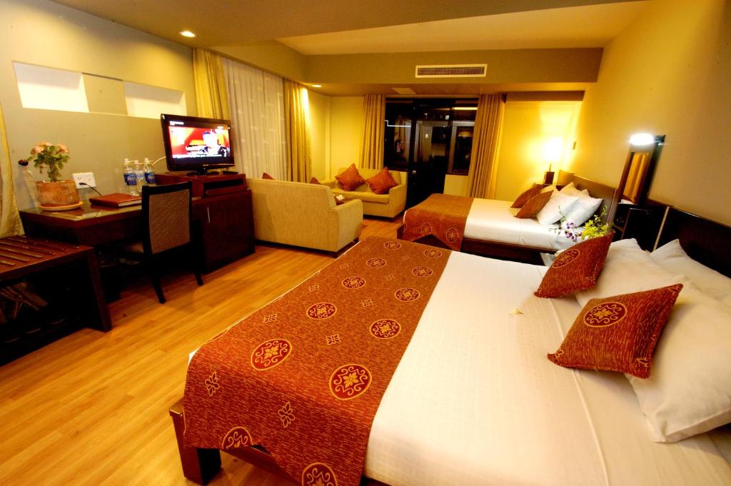 TV a/nebo společenská místnost v ubytování Asia Paradise Hotel