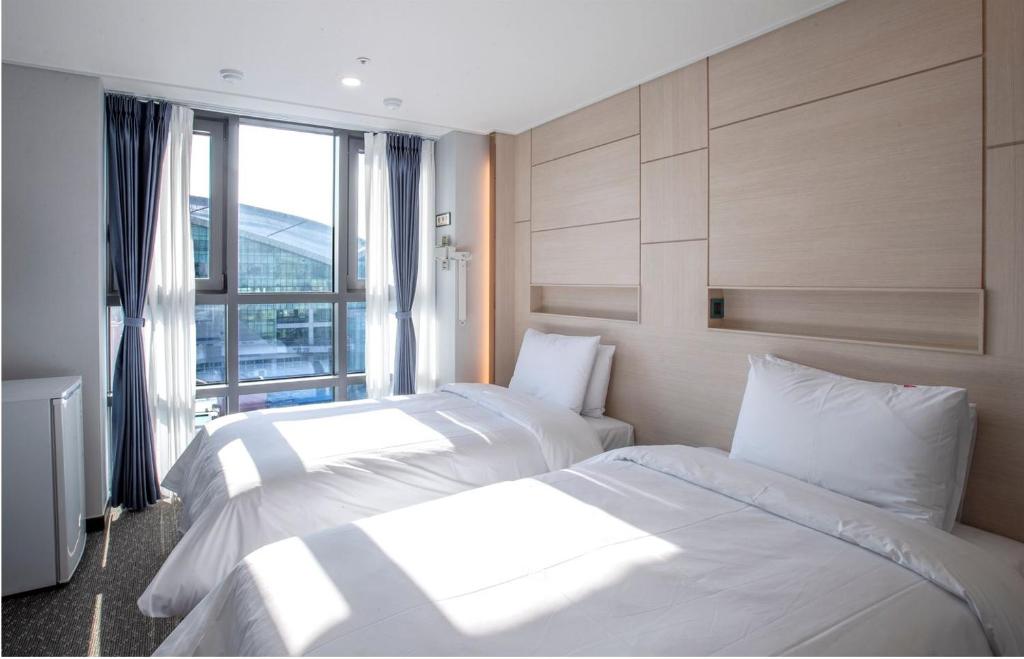 Postel nebo postele na pokoji v ubytování Griffinbay Hotel