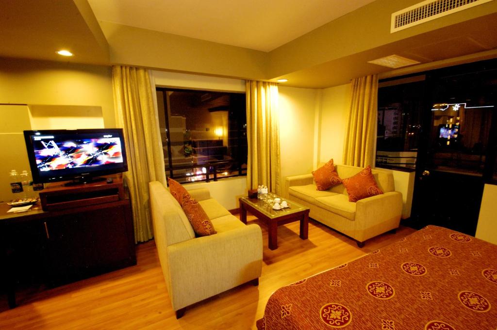 TV a/nebo společenská místnost v ubytování Asia Paradise Hotel