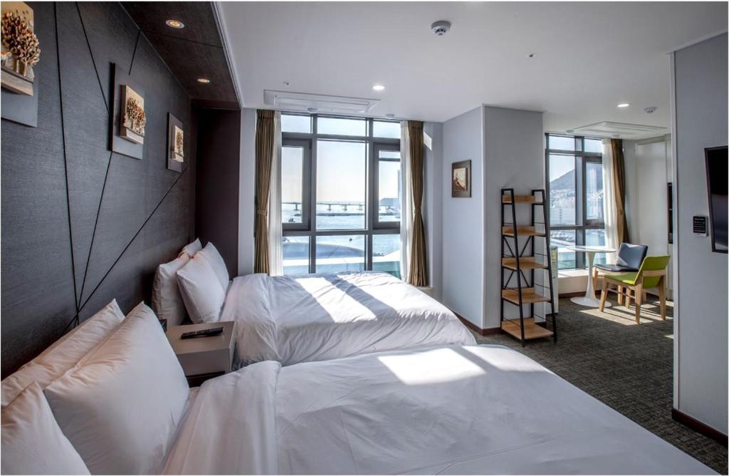 Postel nebo postele na pokoji v ubytování Griffinbay Hotel