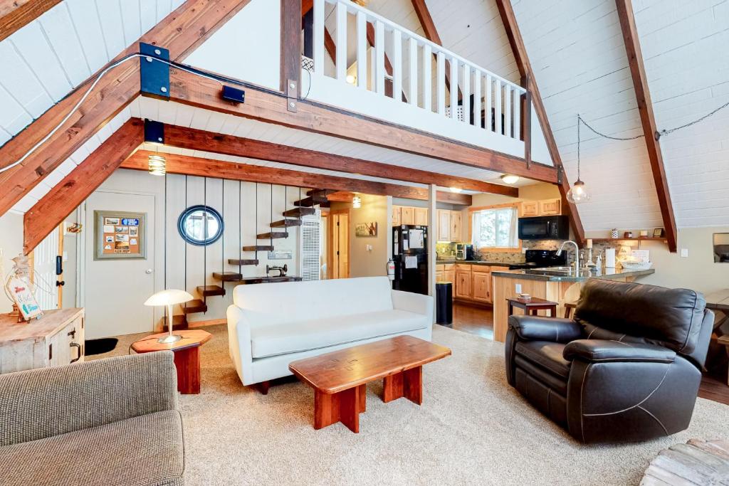 sala de estar con sofá blanco y mesa en Cozy Cabin Retreat en South Lake Tahoe
