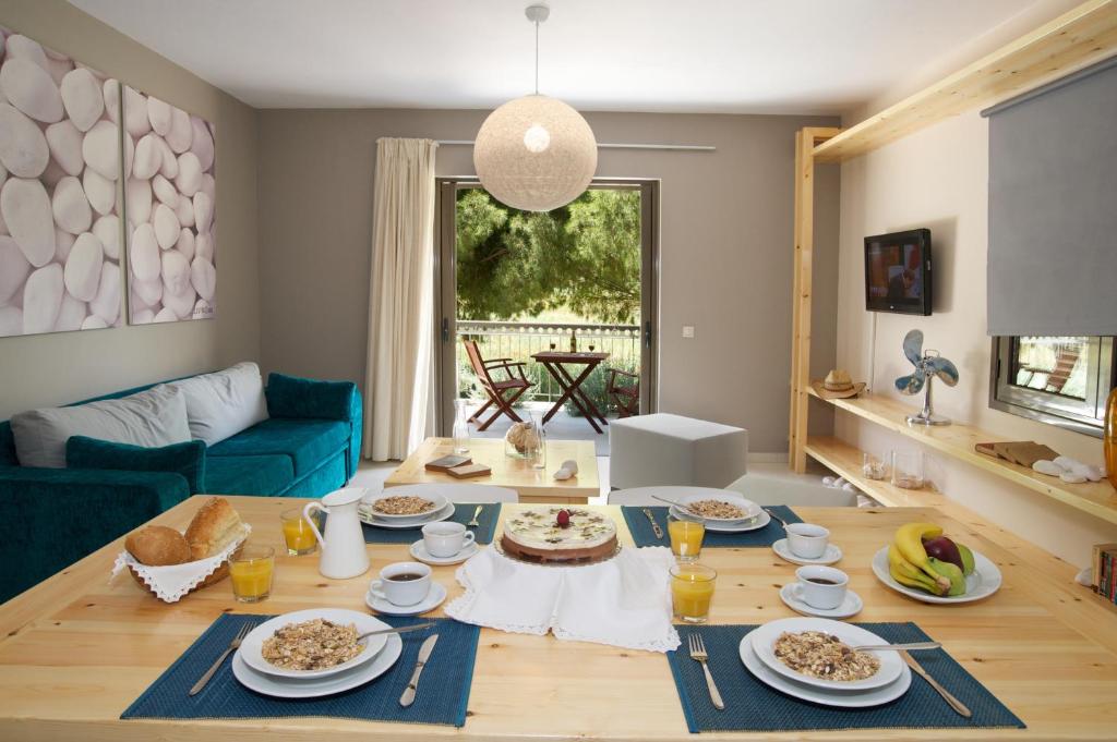 uma sala de estar com uma mesa com comida em G.Living 365 em Agia Effimia