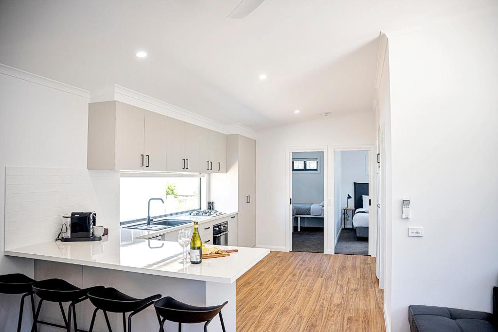 cocina y sala de estar con barra y sillas en Corowa Bindaree Holiday Park, en Corowa