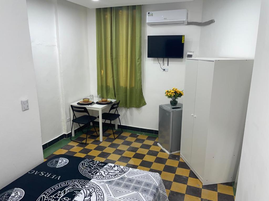 a small room with a small table and a television at Habitación Independiente Zona Colonial in Santo Domingo