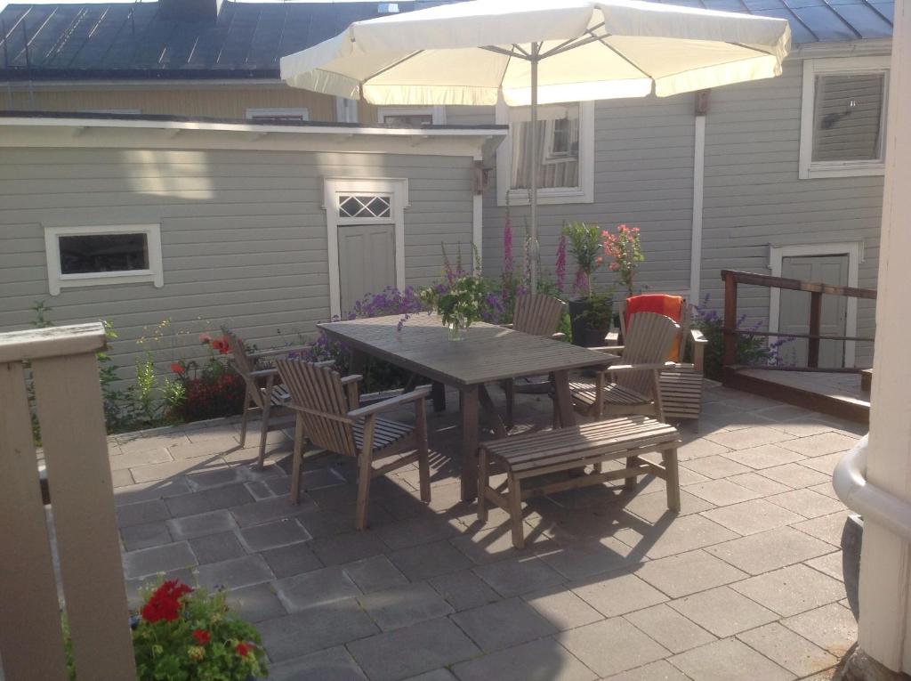 una mesa y sillas con una sombrilla en el patio en Bed & Breakfast Villa Sedin en Härnösand