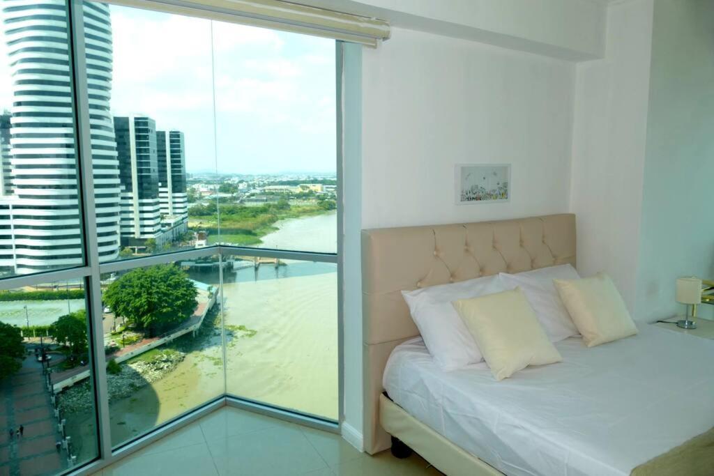 Gallery image of Ecusuites Super Host Penthouse 10 River View Puerto Santana in Guayaquil