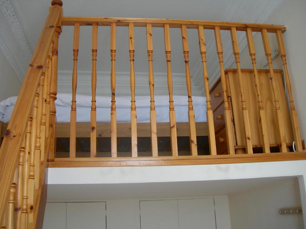 una escalera de madera en una casa en Kensington and Chelsea Apartment, en Londres