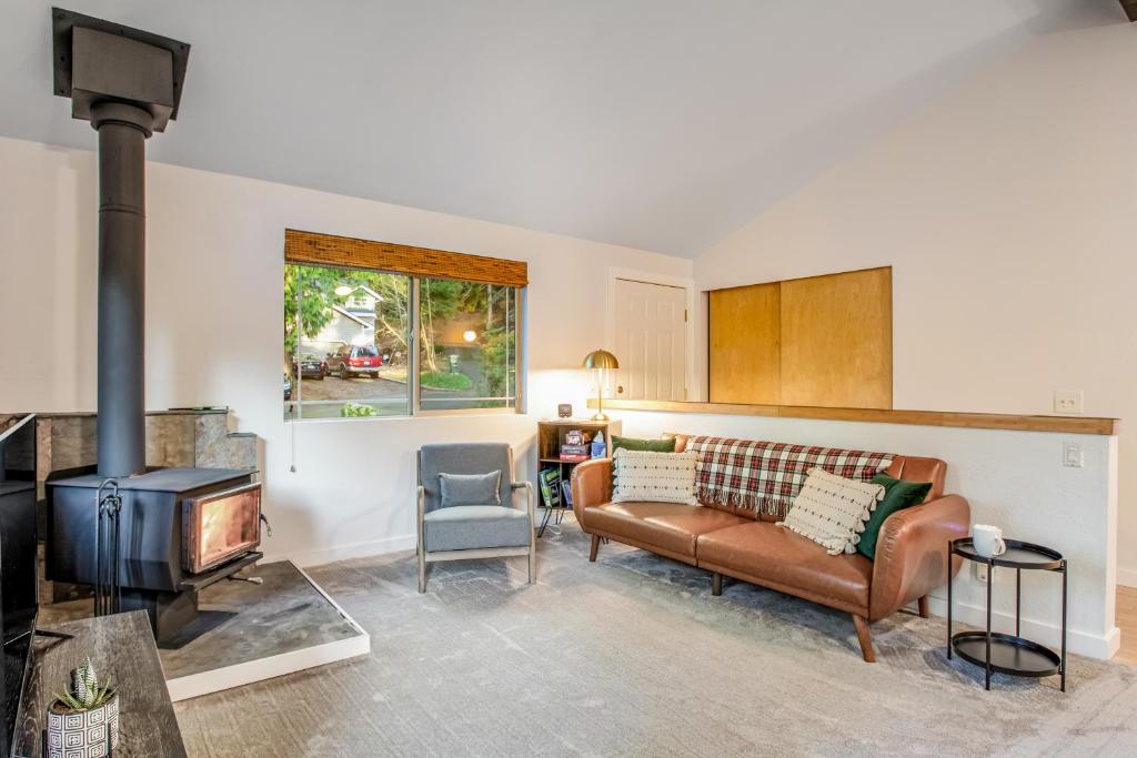 uma sala de estar com um sofá e uma lareira em Sugarpine Retreat em Bellingham