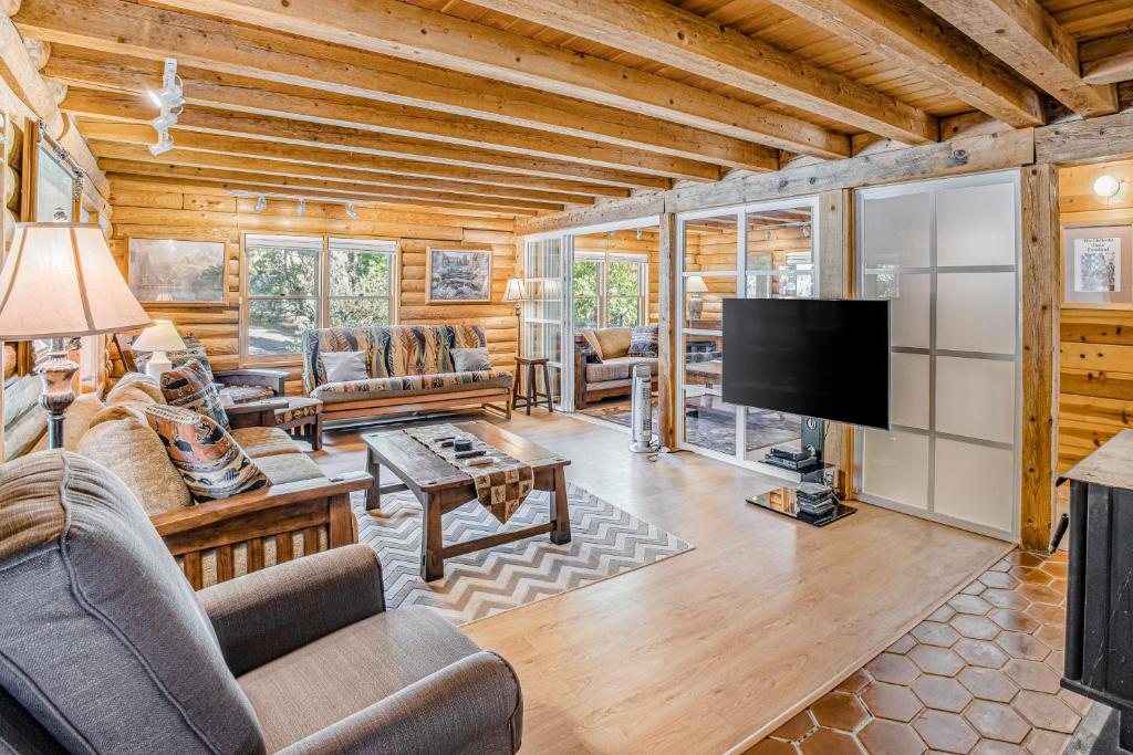 Pine Crest Lodge