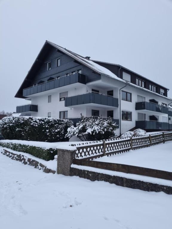 um edifício com neve em frente em Ferienwohnung Schanzenblick em Winterberg