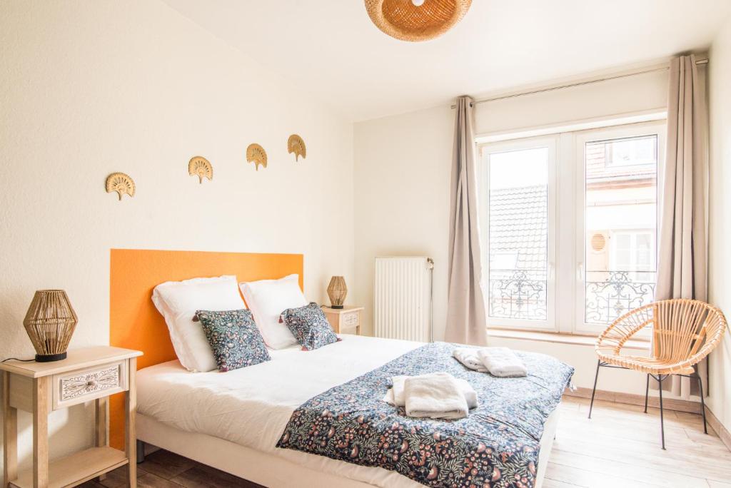 une chambre avec un lit et une fenêtre dans l'établissement Soraya - 5min de la gare & du centre, à Colmar