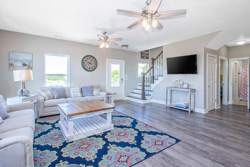 una sala de estar con un sofá y una mesa en Island Anchors, en Gulf Shores