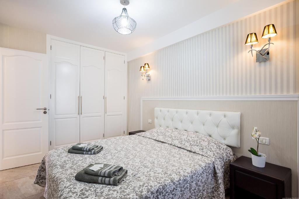 A bed or beds in a room at Las Americas de LUX 98m2