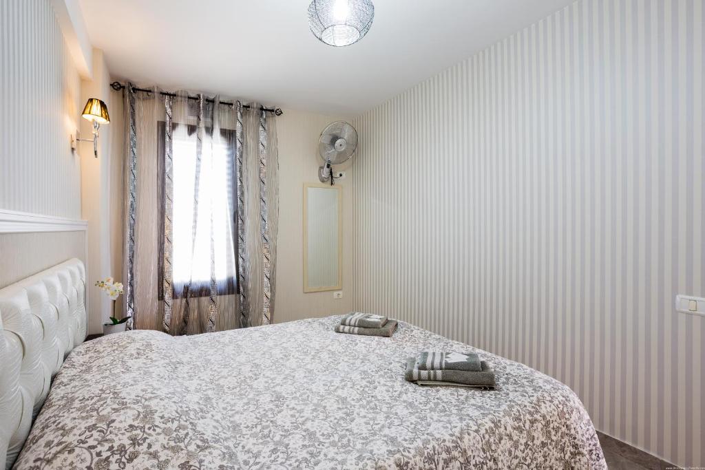 A bed or beds in a room at Las Americas de LUX 98m2