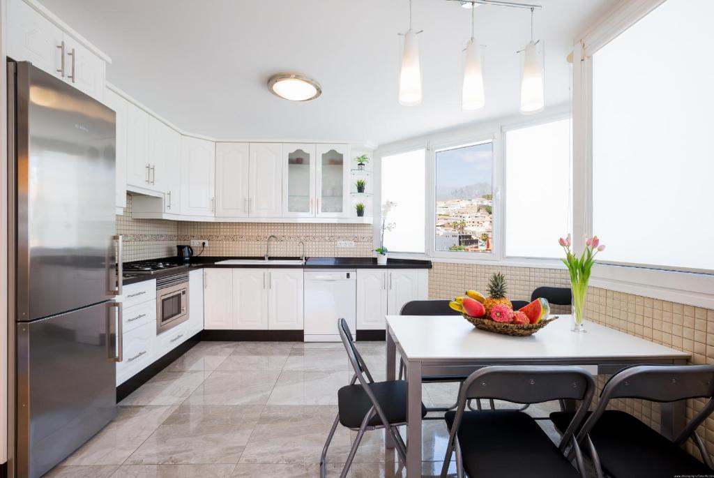 A kitchen or kitchenette at Las Americas de LUX 98m2