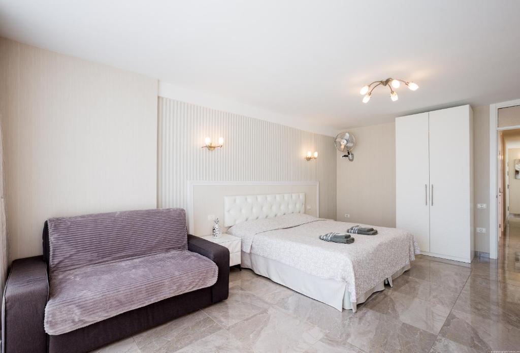 A bed or beds in a room at Las Americas de LUX 98m2