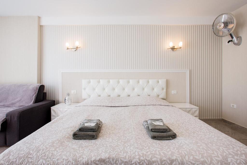 A bed or beds in a room at Las Americas de LUX 98m2