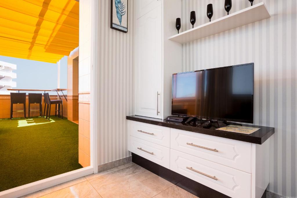 A television and/or entertainment centre at Las Americas de LUX 98m2