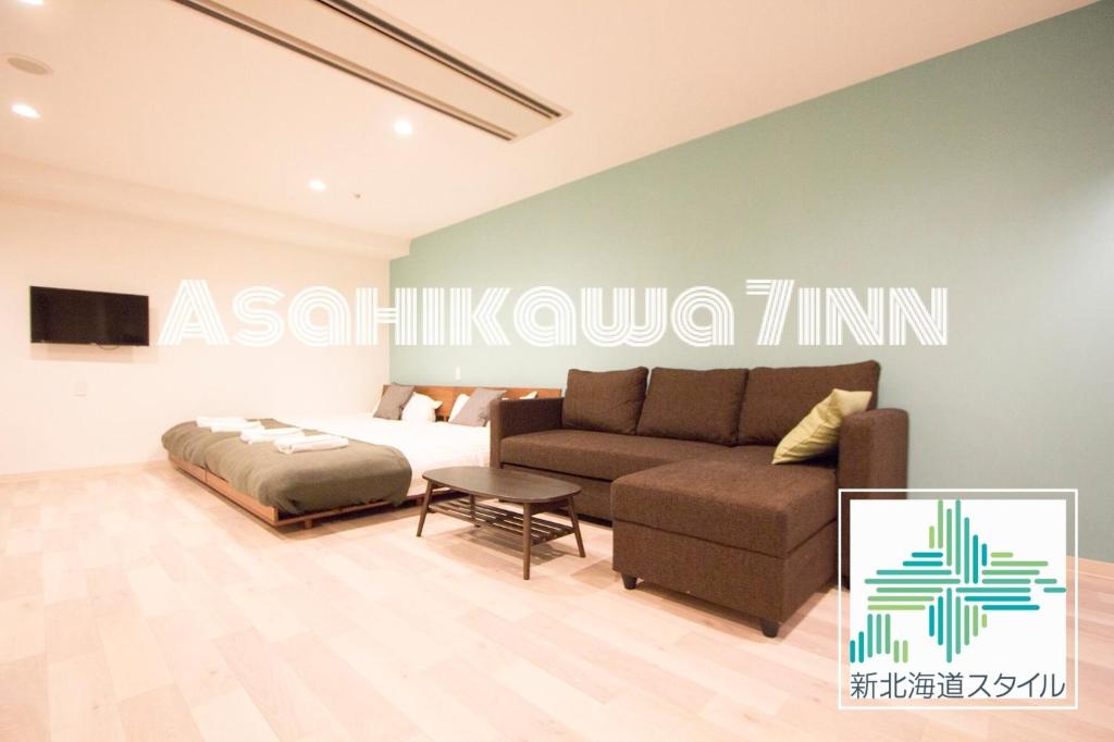 - un salon avec un canapé et un lit dans l'établissement SEVEN Building / Vacation STAY 4940, à Asahikawa
