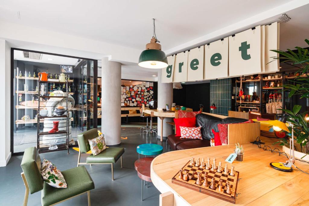 a living room filled with furniture and a kitchen at Greet Hotel Lyon Confluence in Lyon