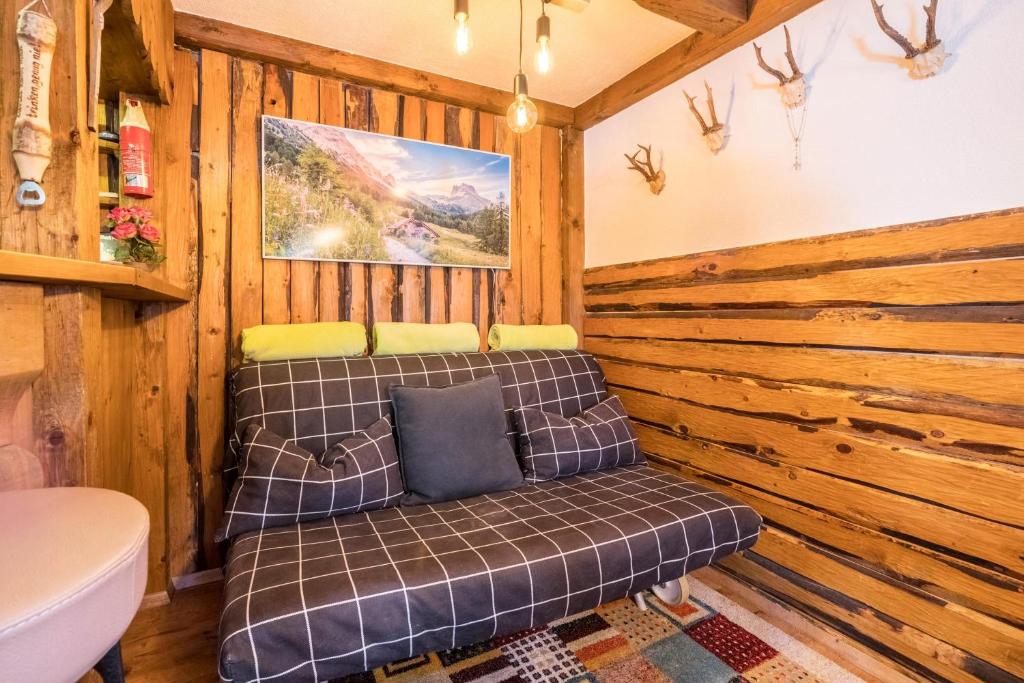 A seating area at Hochfügenblick-ski- und Wanderhütte