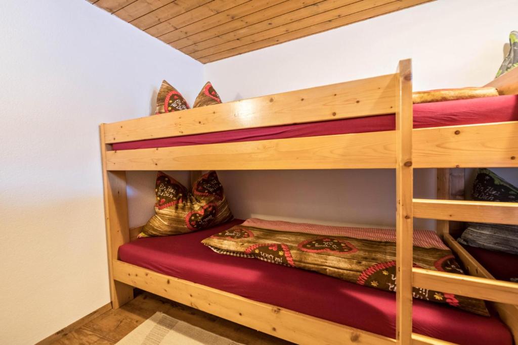 A bed or beds in a room at Hochfügenblick-ski- und Wanderhütte