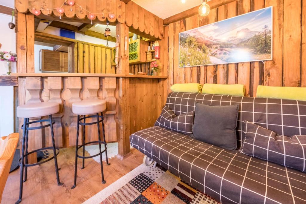 A seating area at Hochfügenblick-ski- und Wanderhütte