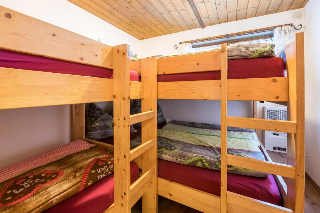 Hochfügenblick-ski- und Wanderhütte emeletes ágyai egy szobában
