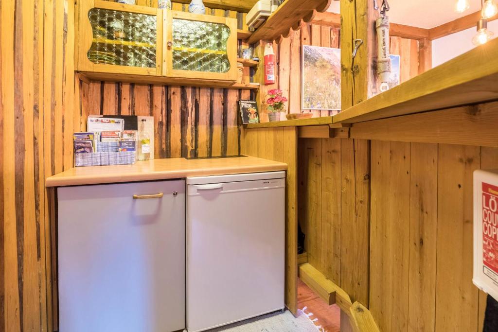 A kitchen or kitchenette at Hochfügenblick-ski- und Wanderhütte