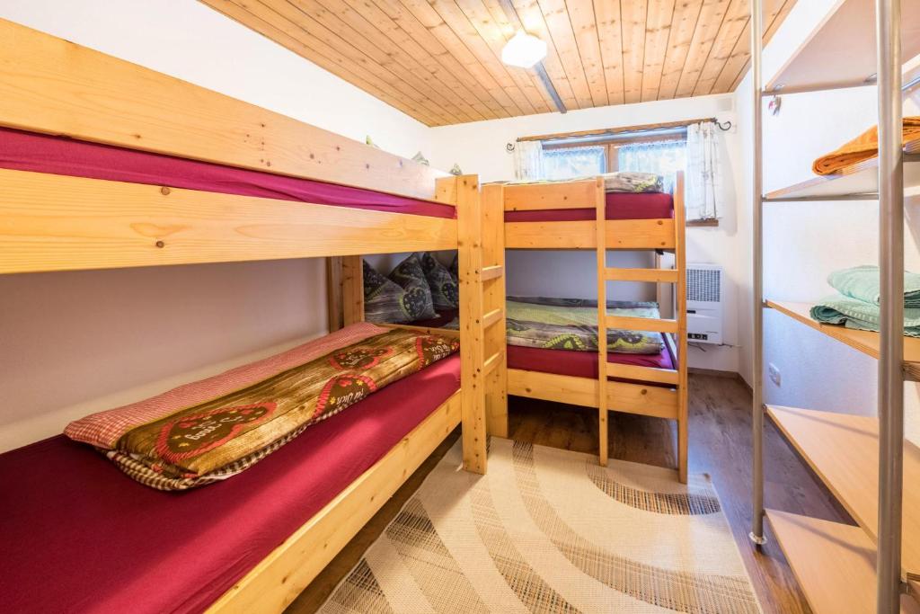 A bed or beds in a room at Hochfügenblick-ski- und Wanderhütte