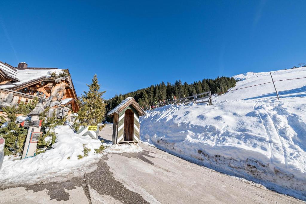 Hochfügenblick-ski- und Wanderhütte during the winter