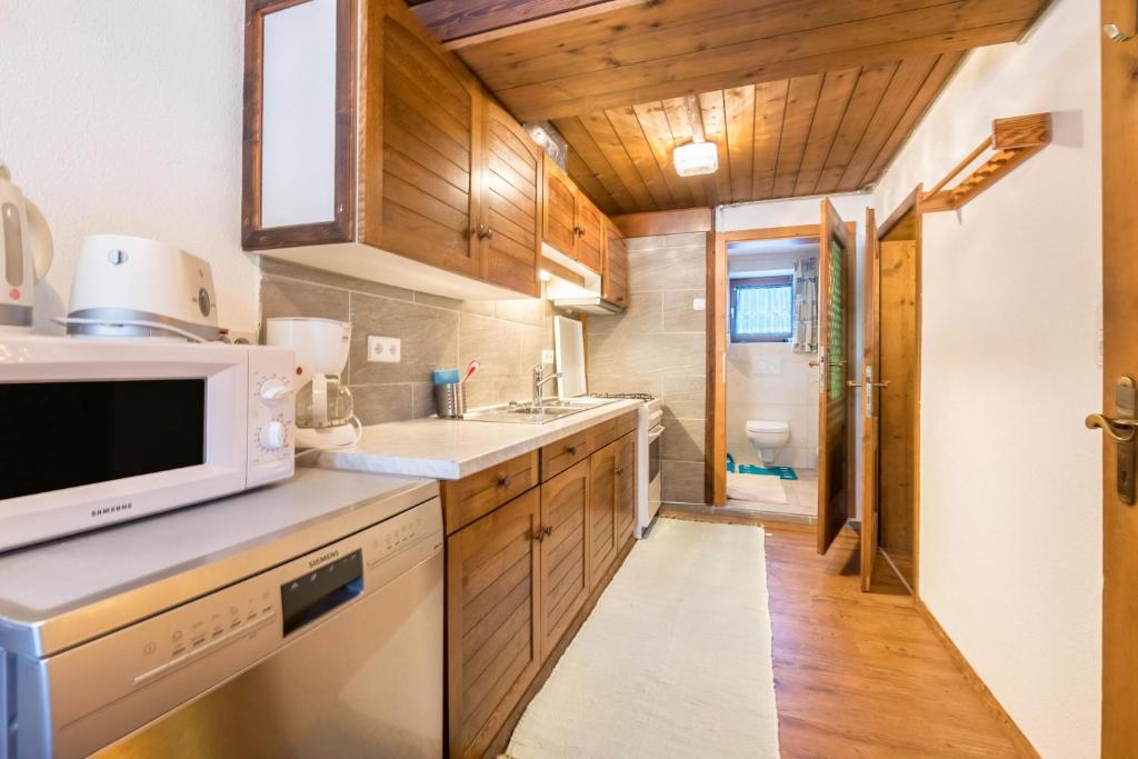 A kitchen or kitchenette at Hochfügenblick-ski- und Wanderhütte
