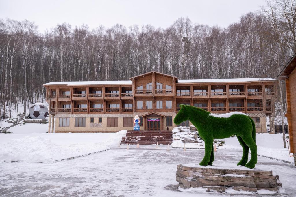 uma estátua de um cavalo em frente a um edifício em Center of ecotourism Berkhino em Lukhovitsy