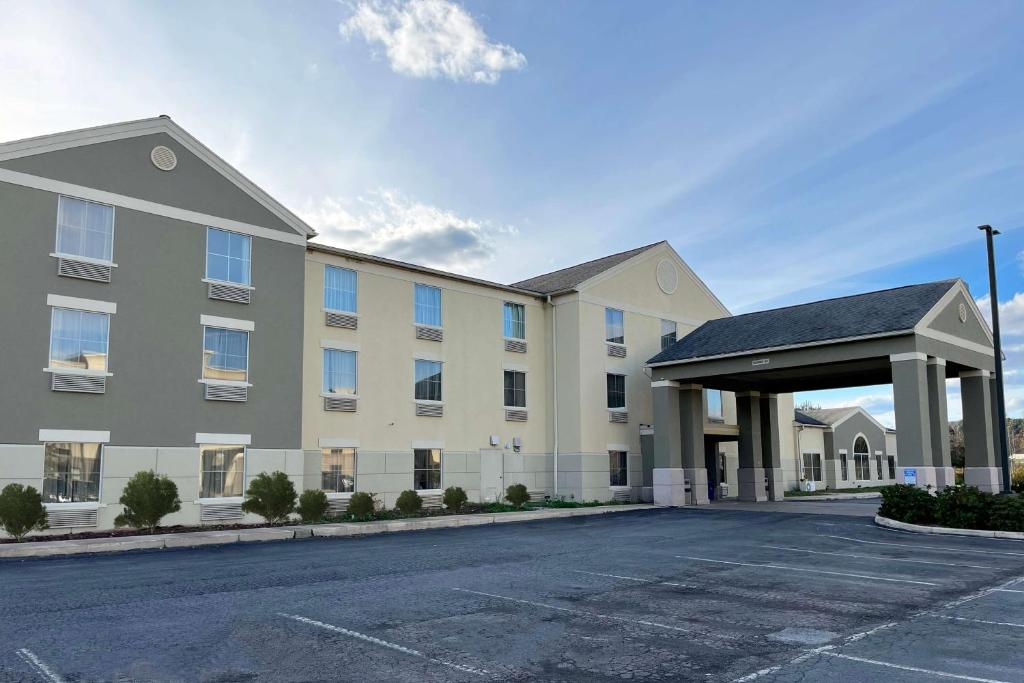 an empty parking lot in front of a building at Wingate by Wyndham Clearfield in Clearfield