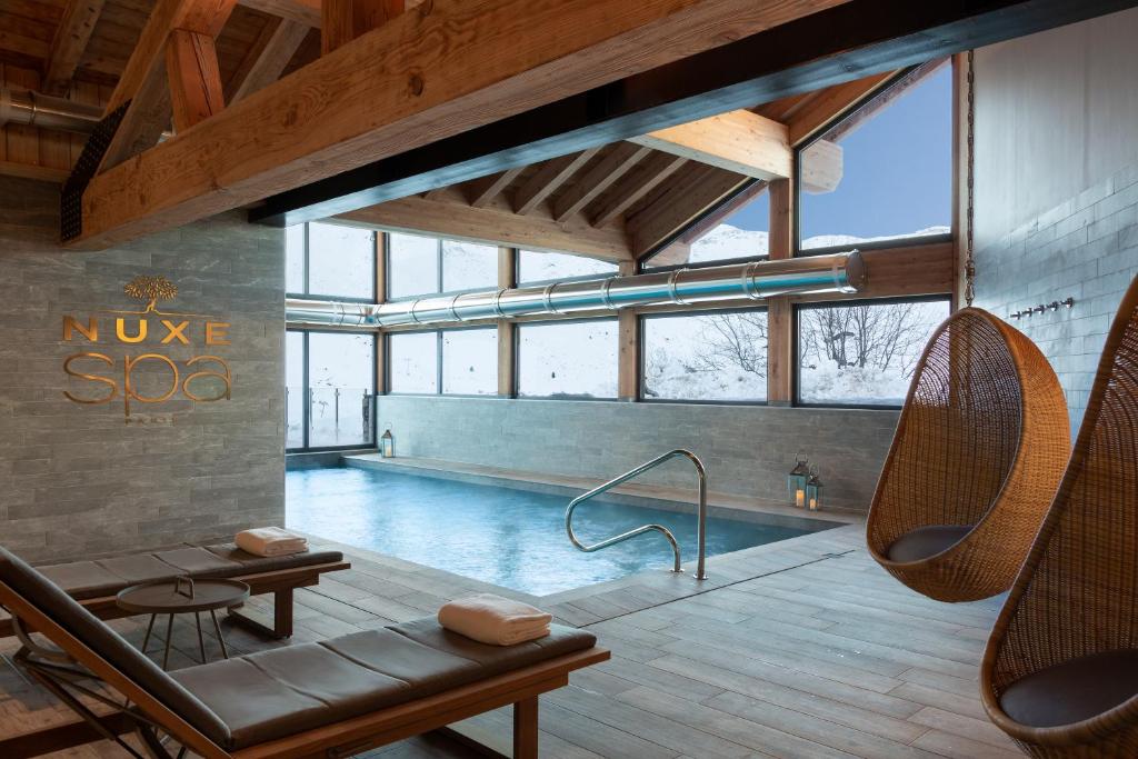 Bazén v ubytování Ours Blanc Hotel & Spa nebo v jeho okolí