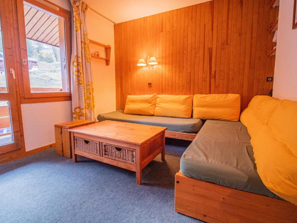 ヴァルモレルにあるAppartement Valmorel, 1 pièce, 5 personnes - FR-1-356-197のベッド2台とテーブルが備わる小さな客室です。