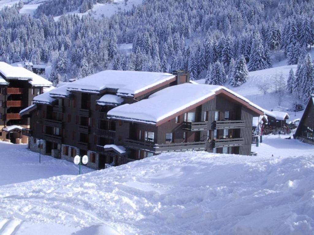 ein schneebedecktes Gebäude mit schneebedeckten Dächern in der Unterkunft Appartement Valmorel, 1 pièce, 4 personnes - FR-1-356-284 in Valmorel