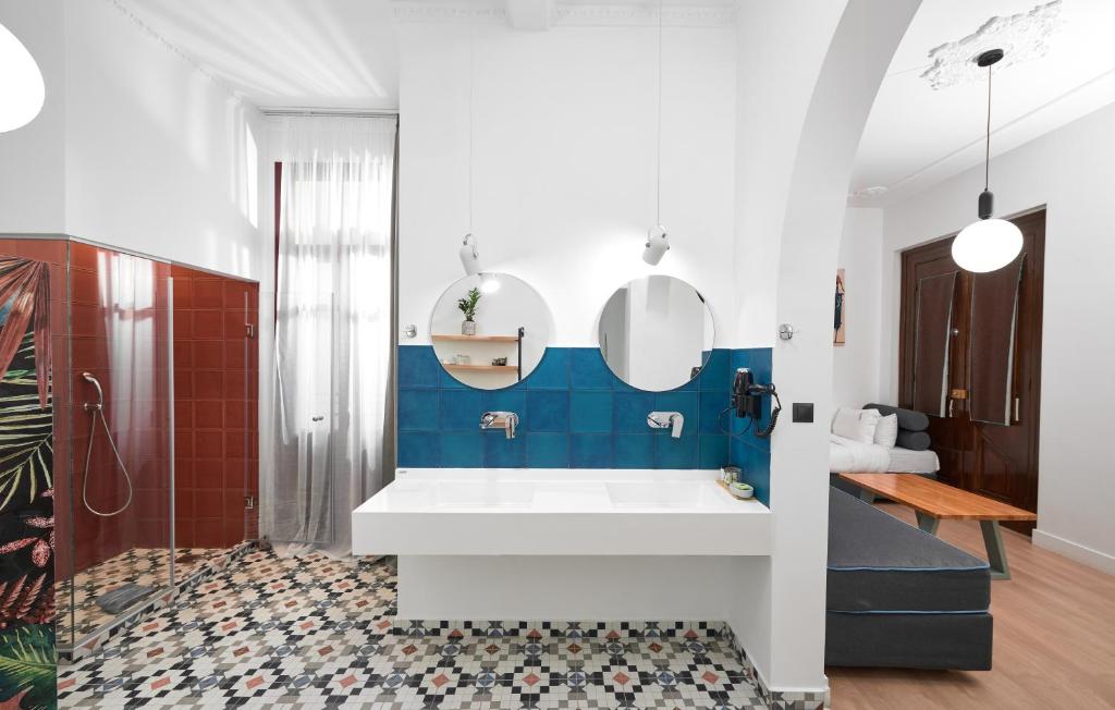 The Maroon Bottle Luxury Suites - Resim 25