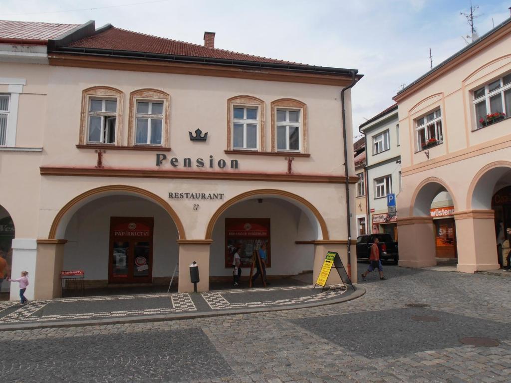 budynek z znakiem przed nim w obiekcie Penzion u České Koruny w Jiczynie