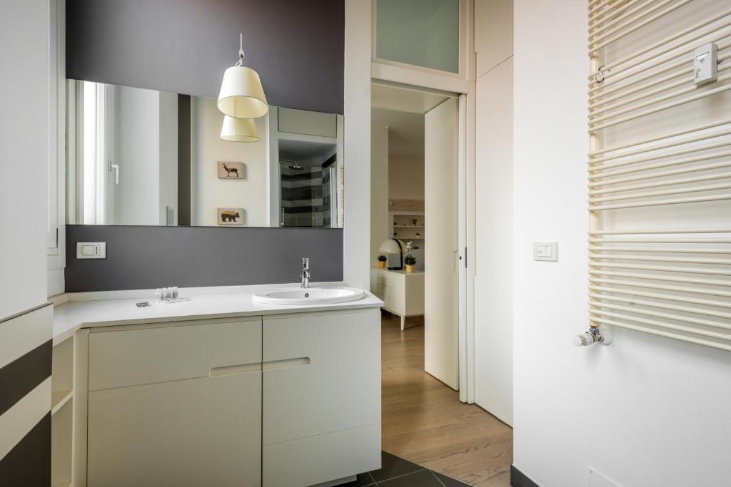 łazienka z 2 umywalkami i lustrem w obiekcie Loft Moderno in Dateo w Mediolanie