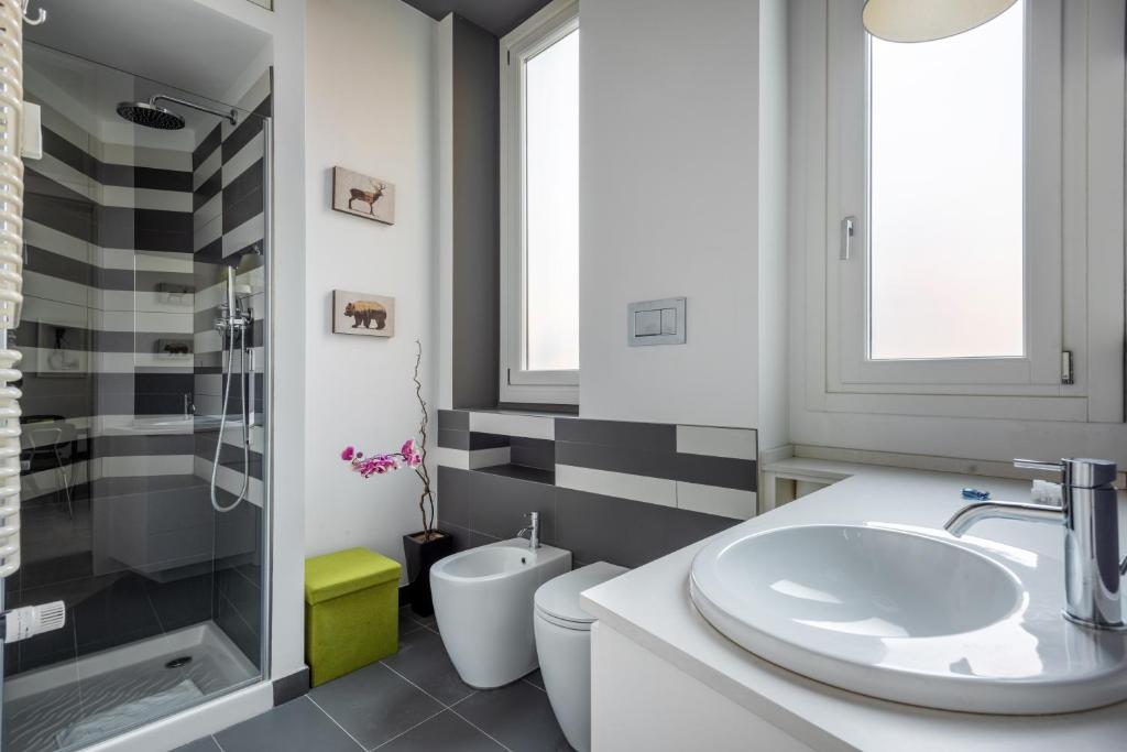 łazienka z umywalką, toaletą i prysznicem w obiekcie Loft Moderno in Dateo w Mediolanie