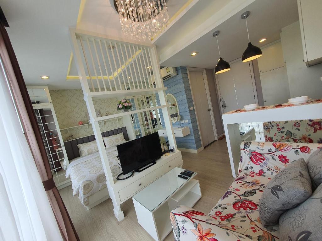 salon z telewizorem i kanapą w obiekcie Love & Relax Balcony near WON Beach w mieście Ban Bang Saen (1)