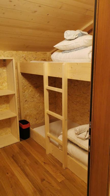 Letto o letti a castello in una camera di Cabane Bella-Tola