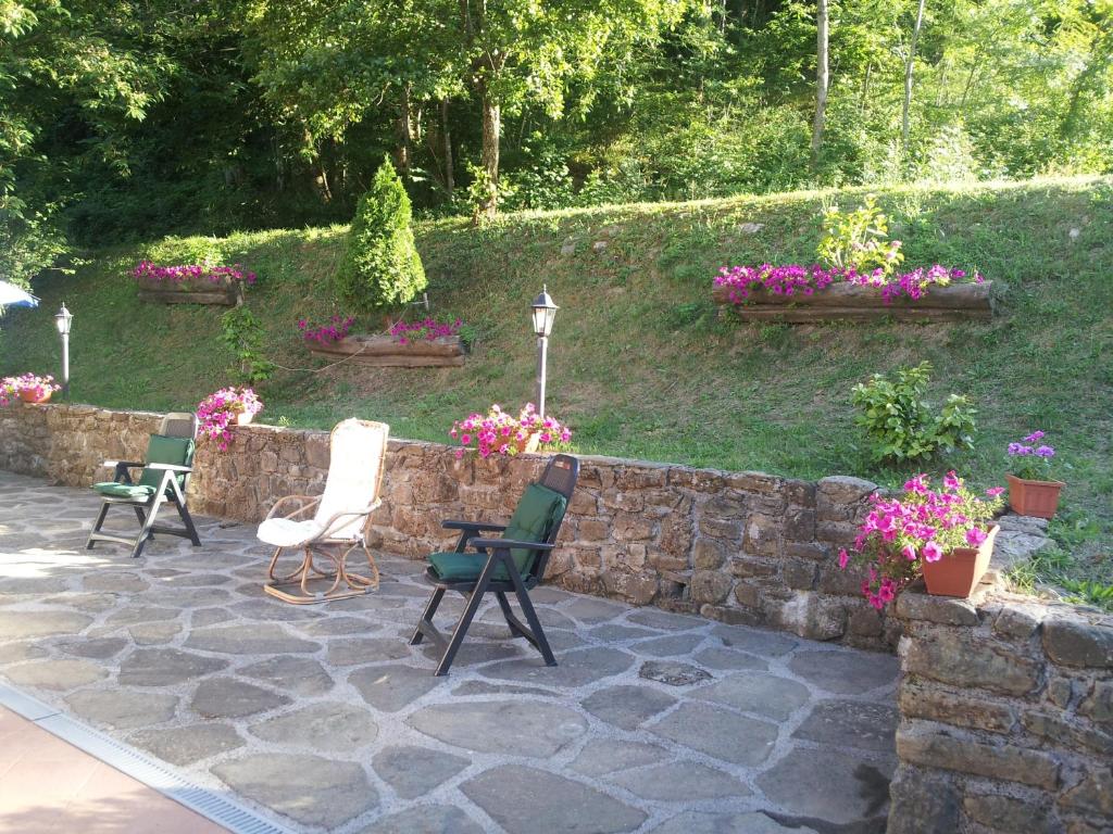 A garden outside I 3 Porcellini