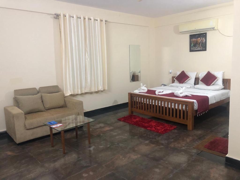 Katil atau katil-katil dalam bilik di KSTDC Hotel Mayura Pavithra Yediyur