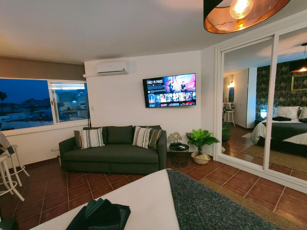 Televízia a/alebo spoločenská miestnosť v ubytovaní Avenida Palma de Mallorca City center with sea views BY NAMASTE ELITE