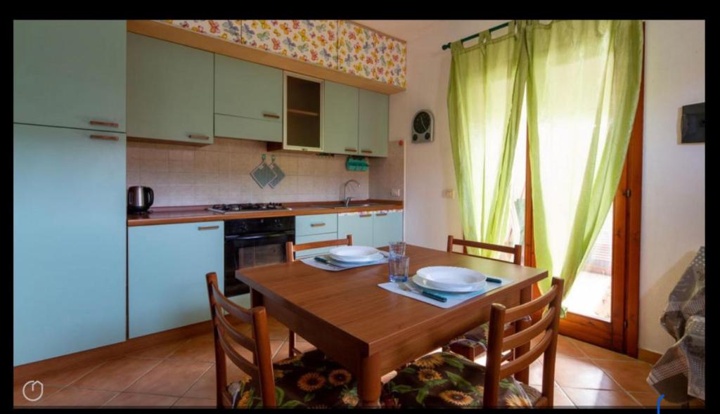Kuchnia lub aneks kuchenny w obiekcie AIRPORT-MATER-POOL-LIVE-LATE-CHECKIN-FREE-FROM 7-TILL9PM-AFTER 9PM EXTRACHARGE-TOPAY-INCLUDED-ECONOMIC-SHUTTLE-LATE CHECK OUT-ASSISTANCE TO-RENTCAR&SAVE MONEY DURING JOURNEY 5minByWalkToCcenter2mByWalkToTouristicPort5MinByWalkToBusForCityAndBeaches